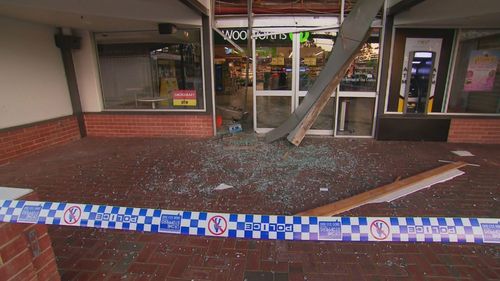 حمله قوچ در آدلاید در حالی که یک مغازه تنباکو غارت می شد توسط دوربین ها ضبط شد