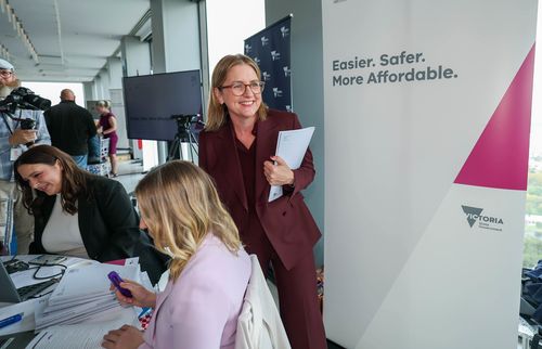La premier Jacinta Allan parla con i media del blocco del bilancio statale del Victoria per il 2026/2027. 5 maggio 2026, The Age news Immagine di JOE ARMAO