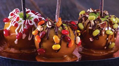 Recipe:&nbsp;<a href="http://kitchen.nine.com.au/2017/07/19/10/18/jelly-belly-christmas-caramel-apples" target="_top">Jelly Belly Halloween and Christmas caramel apples</a>