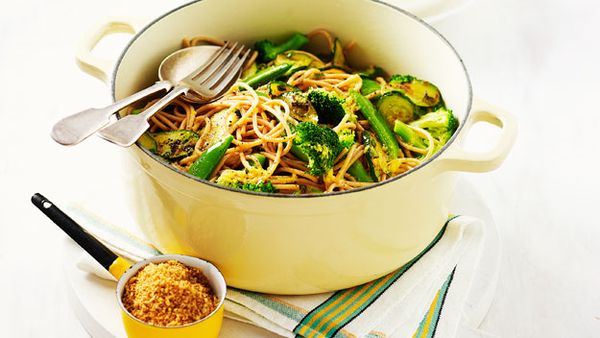 Wholemeal vegetable spaghetti with garlic crumbs