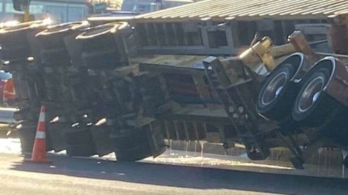 Un camion a roulé sur une route d'Auckland, renversant de la colle.