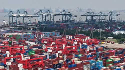 A new round of trade negotiations between the United States and China will continue into Tuesday in London, with both sides trying to preserve a fragile truce brokered last month. 