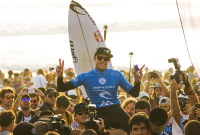 <b>Mick fanning wrapped up his third world championship in dramatic circumstances in Hawaii last year and has now set himself up for a repeat after winning the season's penultimate event - the Moche Rip Curl Pro in Portugal.</b><br/><br/>The 33-year-old beat South African Jordy Smith to vault into second place in the rankings and within striking distance of Brazil's Gabriel Medina ahead of the Billabong Pipeline Pro, on Oahu's North Shore, starting on December 8.<br/><br/>The win gives Fanning a chance to equal Mark Richards' four world titles.