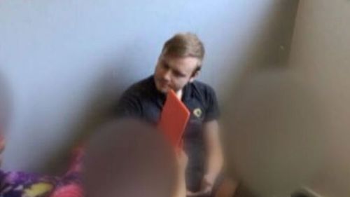 Um pai preocupado de Melbourne descobriu que o suposto pedófilo Joshua Brown trabalhou na creche de sua filha no ano passado, mas o centro não foi incluído na lista oficial de investigação policial. Abraham Khoury levou sua filha para fazer o teste e disse que estava furioso por seus cuidadores não terem sido sinceros com os pais. Brown estava trabalhando no Milestones Early Learning Center em Greensborough em 5 de dezembro do ano passado e sentado ao lado da filhinha de Khoury.