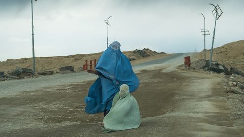 Kandahar - rodovia Ghazni, Afeganistão, 15.03.2025 mulheres em roupas femininas tradicionais, cobrindo completamente o corpo e o rosto - burka (chador)