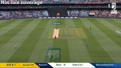 Australia v India - Cricket match centre - 400 x 225 jpeg 17kB