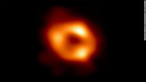 Il s'agit de la première image de Saggitarius A, un trou noir super massif au centre de notre galaxie. 