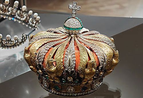 Coroa da Imperatriz Eugenie em exposição no Louvre (Zhang Dengke/Getty)