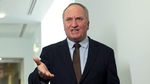 O membro da Nova Inglaterra, Barnaby Joyce, fala à mídia sobre Net Zero no Parlamento em Canberra em 23 de julho de 2025. Foto da Fedpol: Dominic Lorrimer