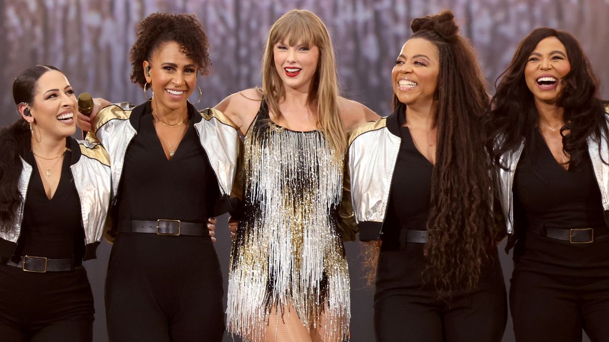 Taylor Swift reportedly handed out $306 million in bonuses to Eras Tour crew and cast members - 9Celebrity