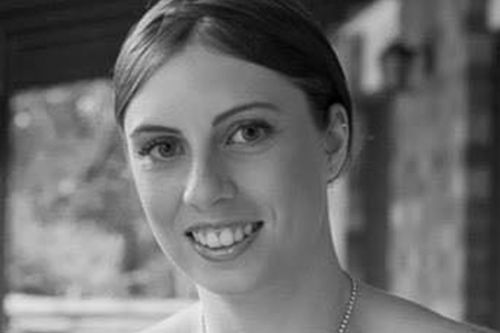 Uma mulher encontrada morta em um quintal de Gold Coast com queimaduras no corpo foi identificada como Kelly Wilkinson.