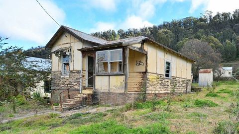 136 Macaulay Street, Lithgow, New South Wales house derelict Domain dump under offer