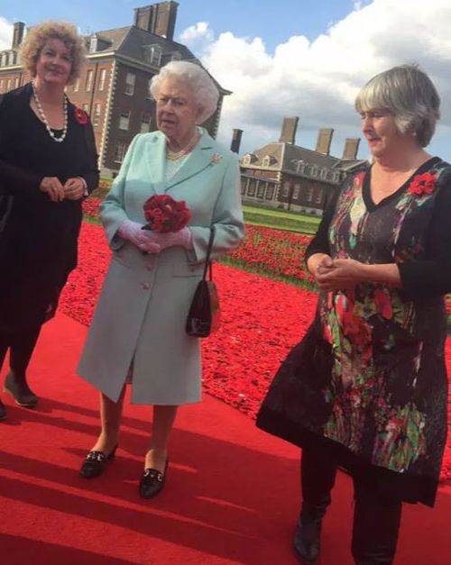 Lynn Berry, left, and Margaret Knight with the Queen at the Chelsea Flower Show in 2016. (Photo: 5000 Poppies).