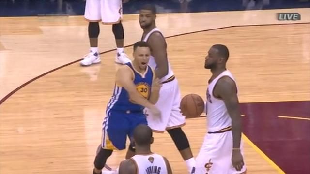 Curry ejected, throws mouthguard at fan