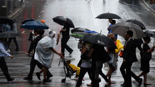 People in Sydney shelter from rain. (AAP file image)