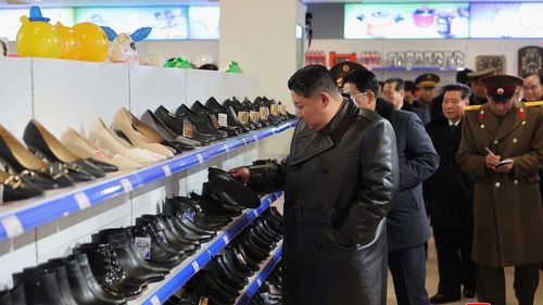 Nesta foto fornecida pelo governo norte-coreano, seu líder Kim Jong Un inspeciona um shopping center concluído no condado de Chongpyong, na Coreia do Norte.