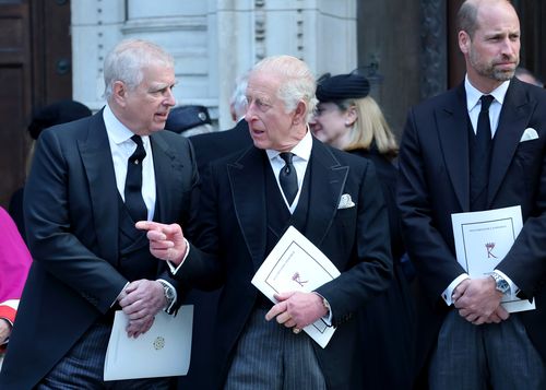 LONDRES, INGLATERRA - 16 DE SETEMBRO: O Príncipe Andrew, Duque de York, o Rei Carlos III e o Príncipe William, Príncipe de Gales comparecem ao funeral da Duquesa de Kent na Catedral de Westminster em 16 de setembro de 2025 em Londres, Inglaterra. Catarina, Duquesa de Kent, era casada com o Príncipe Eduardo, Duque de Kent, primo-irmão da Rainha Elizabeth II. Ela morreu em 4 de setembro, aos 92 anos, no Palácio de Kensington, cercada por sua família. Tendo se convertido ao catolicismo em 1994, seu funeral acontece em Westminster