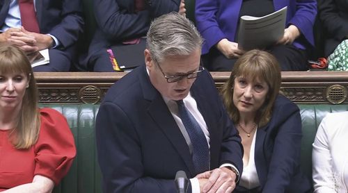 Hazine Bakanı Rachel Reeves, Başbakan Keir Starmer konuşurken gözyaşları içinde.