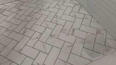 Glass shower screen after cleaning with citric acid.