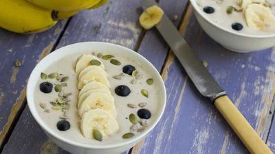 Banana blueberry smoothie bowl