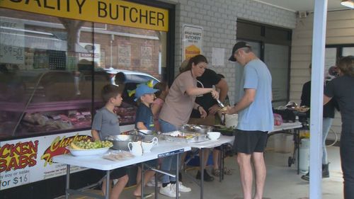 Residents are now pulling together and offering free lunches in town. 