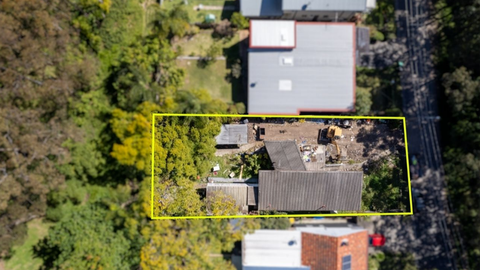 The home going to auction that even the agent warns is a mess.