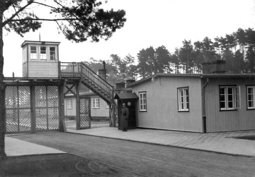 To niedatowane zdjęcie z 1941 roku przedstawia bramę nr 3 nazistowskiego obozu koncentracyjnego Stutow w Stutowie w Polsce. 