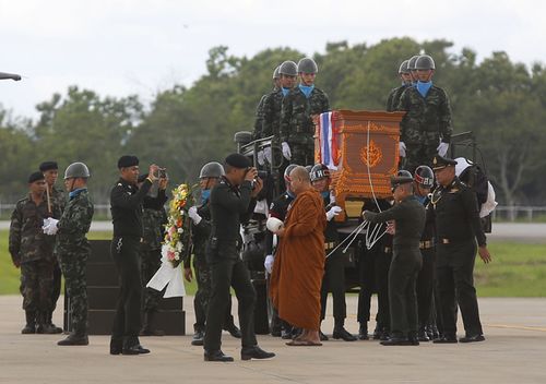 The body of Saman Gunan, a former Thai navy SEAL is carried during a repatriation and religious rites ceremony at Chiang Rai Airport in Mae Sai, Chiang Rai province, in northern Thailand. (AAP)