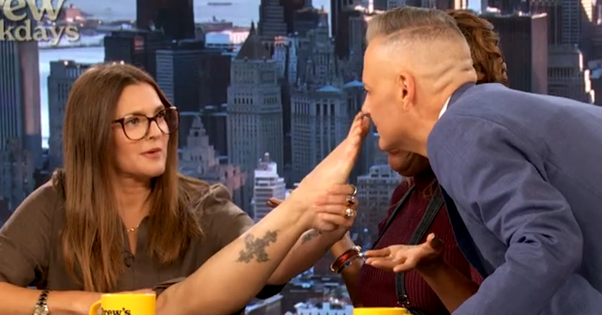 Drew Barrymore’s wild act on her talk show leaves her studio audience shocked | Star makes co-stars smell her bare feet on air