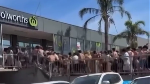 A visão mostra centenas de jovens banhistas invadindo a loja Woolworths.