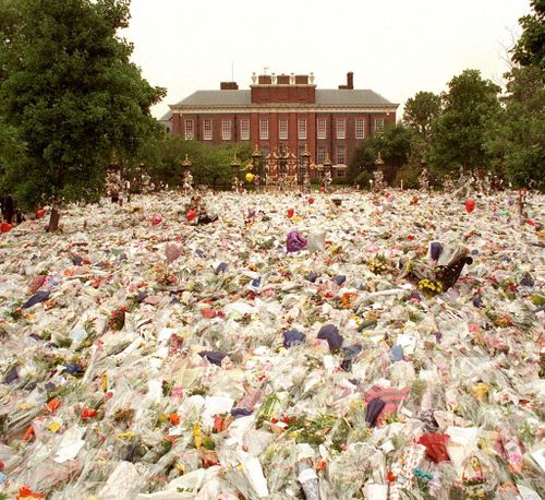 Floral tributes to Diana, Princess of Wales, outside her Kensington home on September 5 1997. (Getty Images)