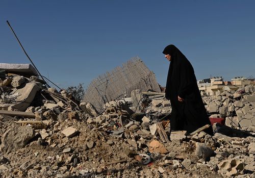 Um Qassem, 55 anni, sul luogo dell'attentato dove le autorità stanno ancora cercando suo nipote in seguito a un attacco aereo israeliano che ha preso di mira un edificio residenziale a Ghaziyeh l'8 marzo, uccidendo tre persone e ferendone cinque. 9 marzo 2026.