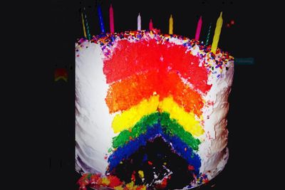 Miley's friend Vijat Mohindra made her a rainbow layered birthday cake that paid homage to her gay icon status. <br/>