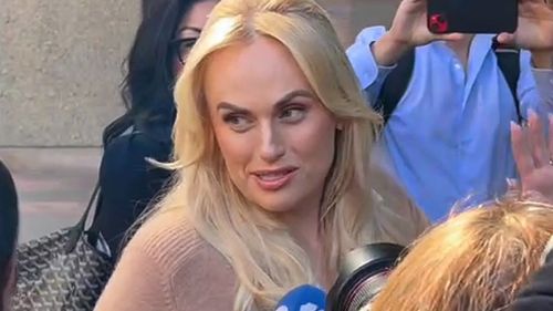 In uno screenshot tratto da un video, Rebel Wilson arriva alla Corte Federale dell'Australia, a Sydney, lunedì 20 aprile 2026.