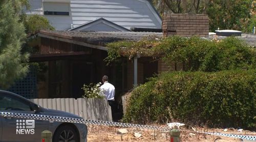 La police des homicides enquête après la découverte du corps d'un homme dans la vingtaine dans un jardin de l'est de Perth.