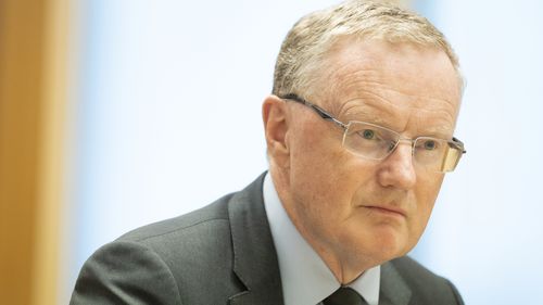 Le gouverneur de la RBA, le Dr Philip Lowe, lors d'une audience au Parlement à Canberra le lundi 28 novembre 2022. fedpol Photo : Alex Ellinghausen