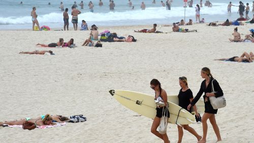 Queenslanders try to escape the heat. (AAP file image)