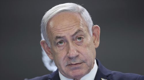 O primeiro-ministro israelense, Benjamin Netanyahu, fala durante uma entrevista coletiva no gabinete do primeiro-ministro em Jerusalém, domingo, 10 de agosto de 2025. (Abir Sultan/Pool Photo via AP)