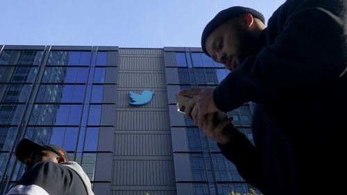 Des gens marchent devant le siège de Twitter à San Francisco, le vendredi 4 novembre 2022. 