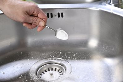 Lifehacks; Cleaning kitchen sink with baking soda to keep sinks draining well and prevent clogs