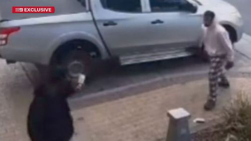 Due uomini si sarebbero aggrediti a vicenda con pali di metallo durante una rissa selvaggia nella zona ovest di Melbourne.