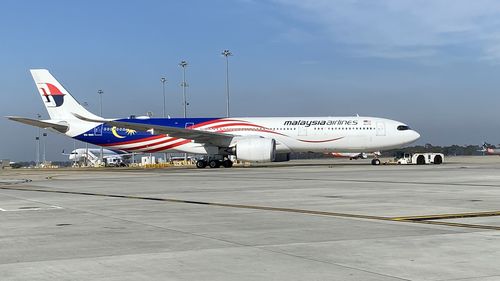 墨尔本图拉马林机场的一架马来西亚航空空客 A330 飞机，与 2023 年第一次险些失事的飞机类似。