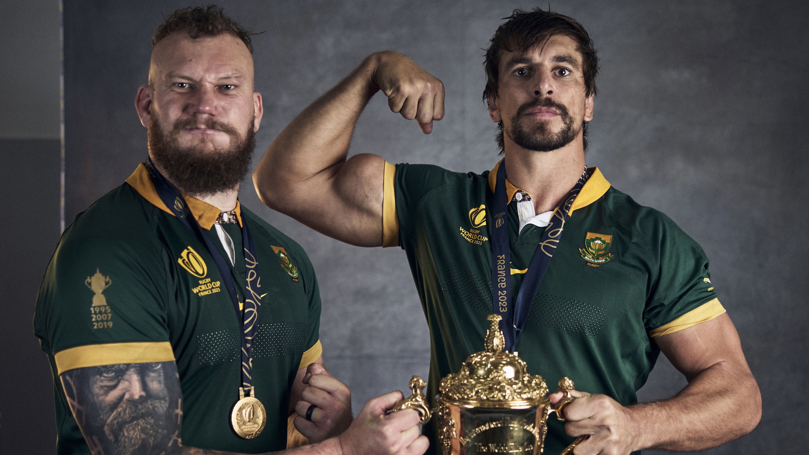 RG Snyman and Eben Etzebeth of South Africa pose with the Webb Ellis Cup.