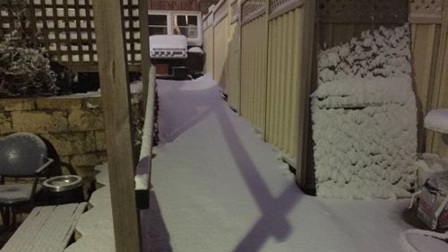 A snow-covered backyard in Katoomba. (Janine Lewington)