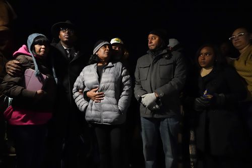 RowVaughn Wells, centre, mère de Tire Nichols, décédé après avoir été battu par des policiers de Memphis, est réconfortée par son beau-père Rodney Wells, à l'issue d'une veillée aux chandelles pour Tyr, à Memphis, Tennessee, le jeudi 26 janvier. 2023 