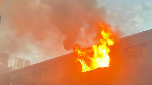 Trois hommes sont dans un état critique après qu'un incendie s'est déclaré dans un hôtel d'Adélaïde, la police enquêtant pour savoir si l'incendie était suspect.