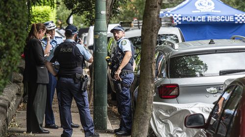 Operação policial em Potts Point com suspeita de tiroteio fatal, 3 de março de 2026 SMH Foto: STEVEN SIEWERT