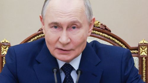 O presidente russo, Vladimir Putin, preside uma reunião sobre os principais parâmetros do projeto de armamento estatal para 2027-2036, em Moscou, Rússia, sexta-feira, 26 de dezembro de 2025. (Mikhail Metzel, Sputnik, Kremlin Pool Photo via AP)