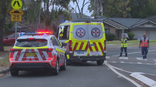 Homenagens florais foram feitas do lado de fora de uma escola primária no noroeste de Sydney, depois que uma criança foi atropelada por um veículo que saía de uma garagem ontem à tarde. Os serviços de emergência foram chamados para a Escola Pública Rouse Hill pouco antes das 16h de ontem, onde a polícia foi informada de que uma menina de cinco anos estava andando de scooter em uma trilha quando foi atropelada pelo veículo.