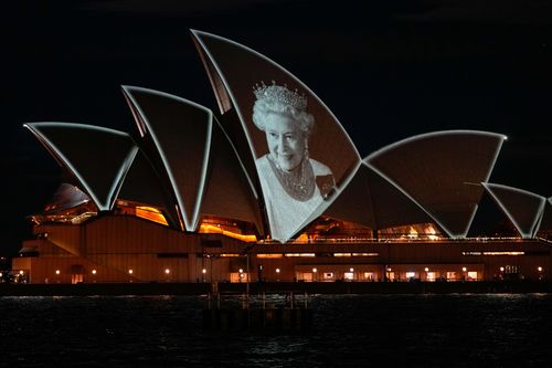 Sidney Opera Binası, Kraliçe II. Elizabeth'in bir portresi ile aydınlatıldı